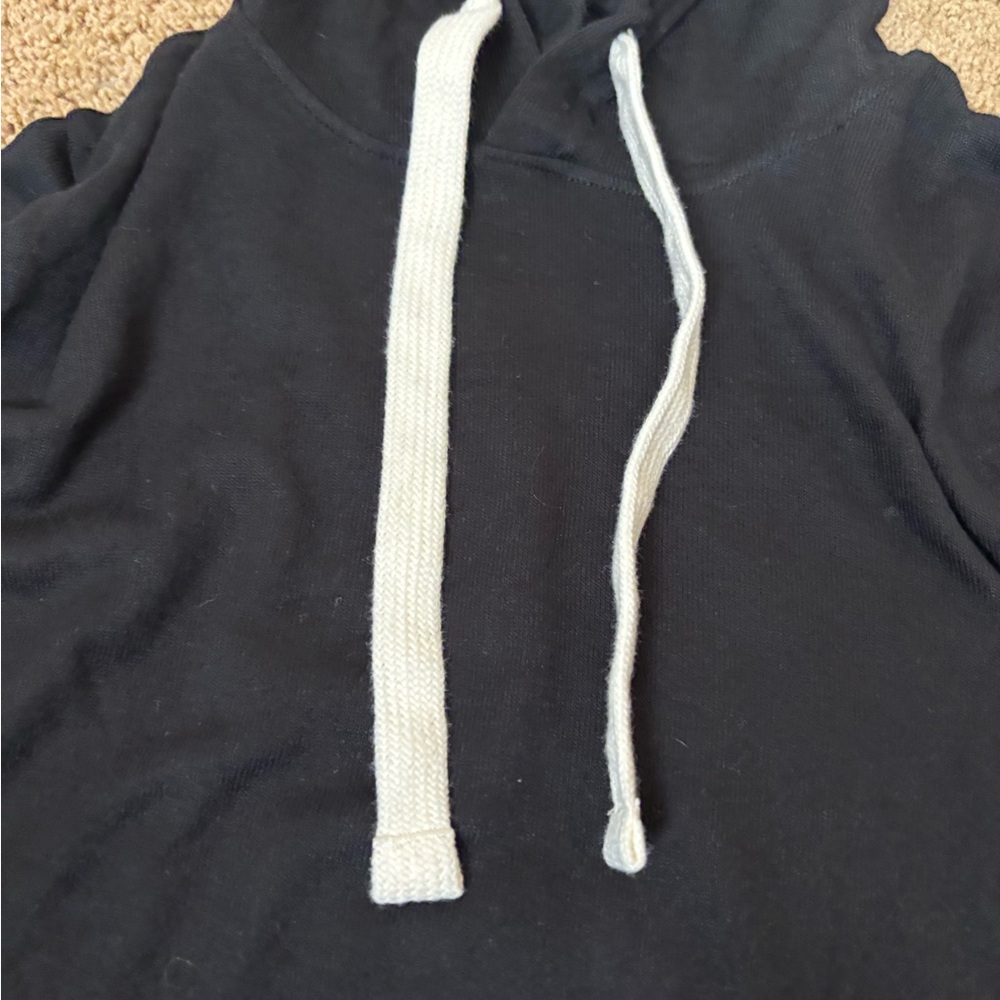 Black pull over - Picture 2 of 3